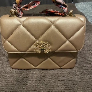 Väska  - Säljer en handväska och axelremsväska AKopia. Väskan är lite repig på fram sidan och baksidan annars är den i fint skick. 