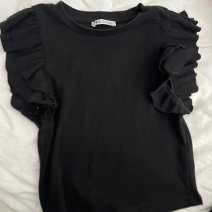 Volang topp - Från zara i storlek S 