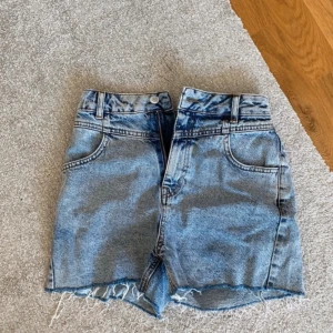 Jeansshorts  - Sjukt snygga jeansshorts. Tyvärr för små för mig, hann bara användas 1 gång.