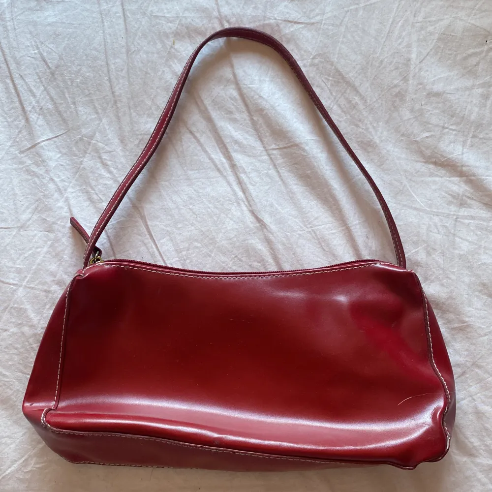 supergullig röd handväska som inte kommer till användning! Köpt secondhand för längesen ❤️. Väskor.