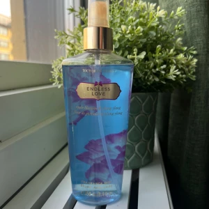 Victoria Secret Parfym - För dig som gillar dessa äldre parfymer! Öppnad och sprutad några få gånger. Endless Love💗🩵Tryck inte på köp, kontakta mig! Samfraktar vid flera köp.