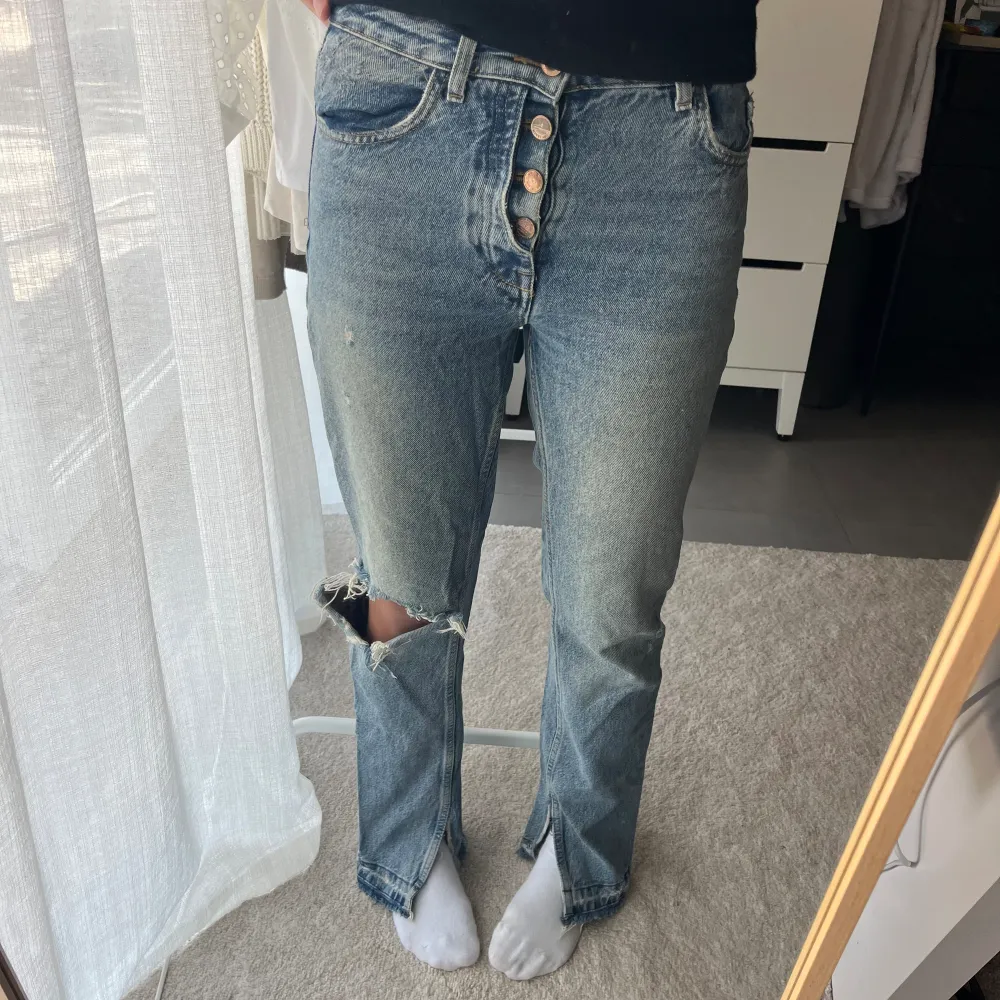 Raka jeans från Zara med så coola detaljer! Knapparna!😍 . Jeans & Byxor.