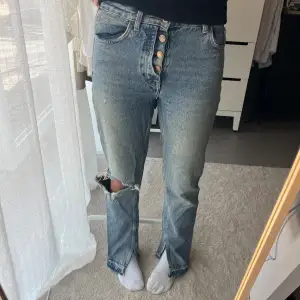 Raka jeans från Zara med så coola detaljer! Knapparna!😍 