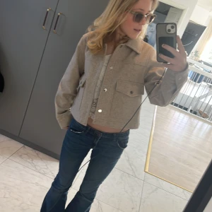 Vårjacka  - Jättefin beige vårjacka från Zara i storlek XS. Endast använd ett par gånger så är i perfekt skick.