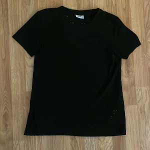 En fin svart tröja  - En jätte fin svart tröja som är använd fåtalgånger💗