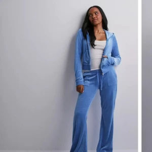 Juicy couture set - Blå juicy couture set, jätte mysigt men samtidigt fint