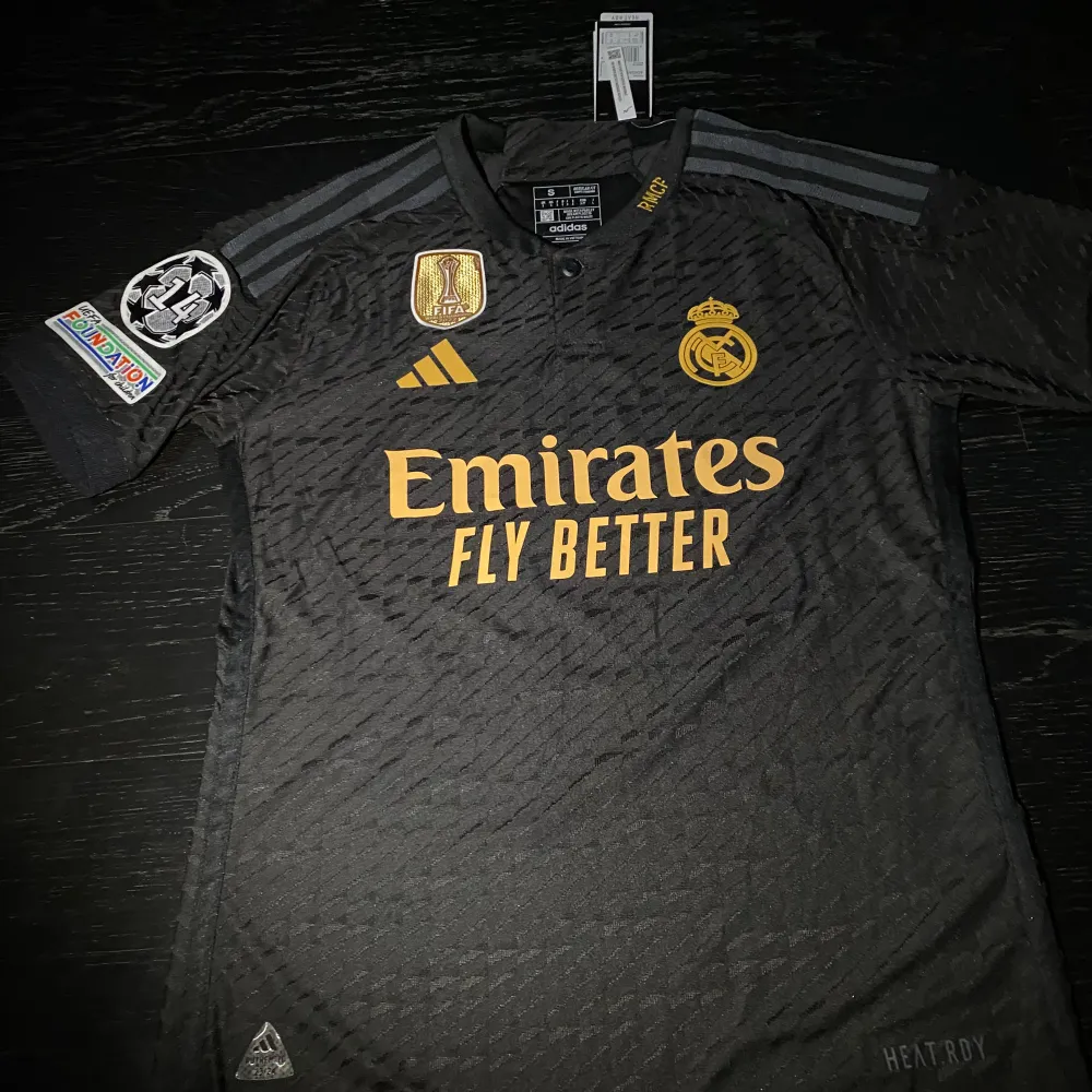 En mycket fin Bellingham tröja! Real Madrids 2023/24 3rd kit! Tröjan är helt ny och oanvänd! Club World Cup patch på brösten och UCL patch på ärmen! Tröjan är även player version! Storlek: S. T-shirts.