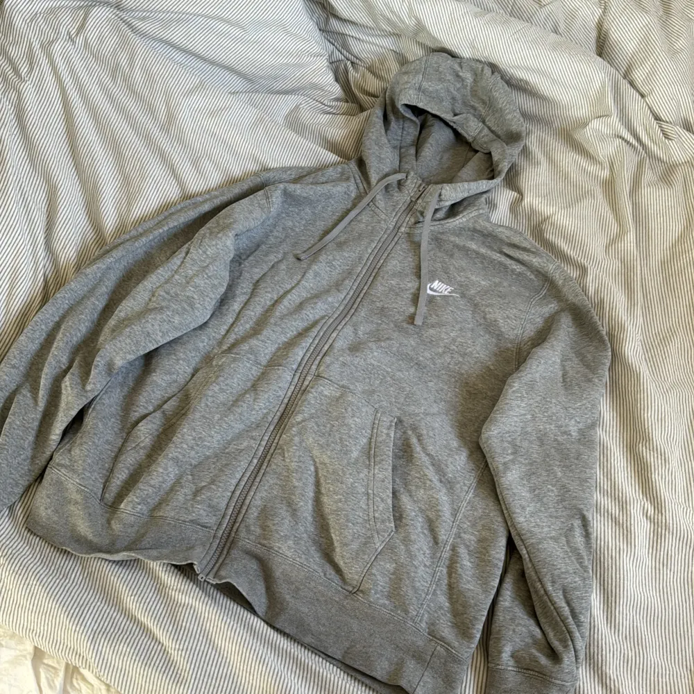 Zip hoodie från Nike. Storlek L. True to size. Använd fåtal gånger. Inga skador eller fläckar! 👌. Hoodies.