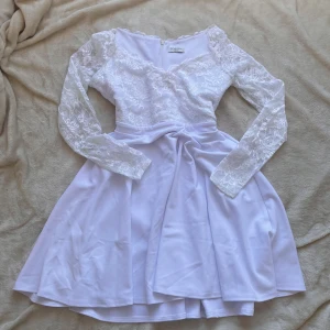 Studentklänning - Superfin studentklänning. Har en lite rosa fläck men knappt märkbar🩷