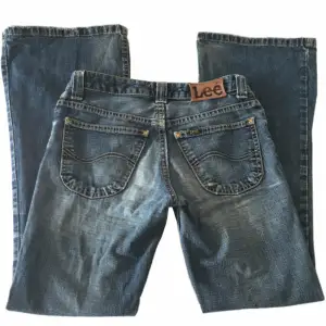 Så snygga bootcut jeans från Lee! (Obs! Lite slitet på vänster ben) Midjemått 70cm Innerbenslängd 77cm Grenhöjd 23cm