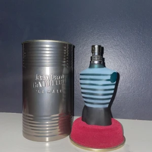 Jean Paul Gaultier Le Male - Jean Paul Gaultier Le Male, 75 ML inget använd ett sprut bara, säljer då jag inte tycker parfymen passar mig.
