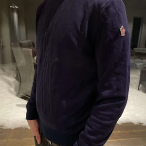 Moncler  - Fick denna tröja av min morbror för nått år sedan. Han köpte den i Frankrike på moncleraffären för 8000 kr. Säljer då jag inte tycker den passar min stil. Har Inge kvitto men man kan se på storleken att den är äkta då de står L men den passar S/M