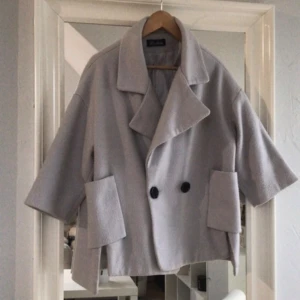 Jacka - En super fin trekvartsärmad jacka som är perfekt nu till våren!