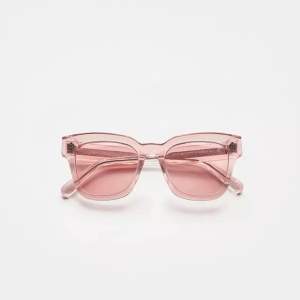 Säljer nu dessa jätte fina och populära CHIMI solglasögonen i modellen 007 Pink. Alla tillbehör tillkommer, de är sparsamt använda & har inga defekter. Vid mer information, vänligen kontakta via DM!