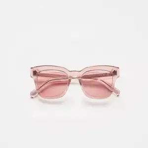 Säljer nu dessa jätte fina och populära CHIMI solglasögonen i modellen 007 Pink. Alla tillbehör tillkommer, de är sparsamt använda & har inga defekter. Vid mer information, vänligen kontakta via DM!