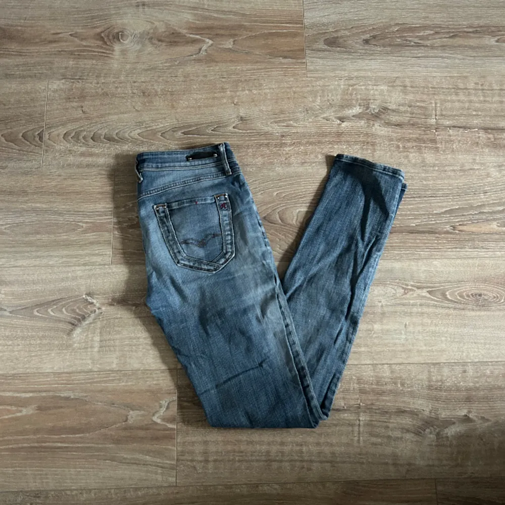 Ett par jeans i absolut topp skick. Nypriset på dessa jeans ligger på runt 1000kr. Längden på byxorna är 102cm och midjan 37cm jämför gärna med ett par egna och sen är det fritt fram att använda ”köp nu”.. Jeans & Byxor.