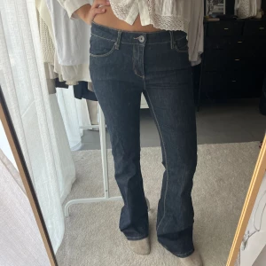 Lågmidjade bootcut jeans - Säljer dessa lågmidjade bootcut jeansen!! Sitter verkligen så snyggt😍De är stretchiga och passar både S och M! 