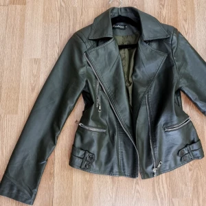 Khakigrön skinnjacka - Använd 1 gång. Liten i storleken.