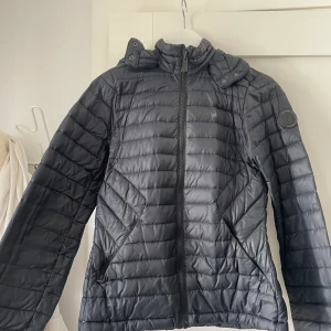 Tunn tunjacka - Vårjacka, tunn dunjacka från sail racing. Nypris 3500 säljer för 1000. 