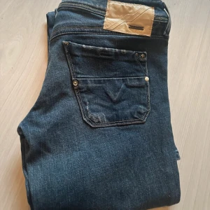 Lågmidjade Diesel jeans - Köpt second hand men passade tyvärr inte mig, därav lånade bilder från förra säljaren och inga bilder på. Kan skicka fler bilder! Skriv vid frågor. Mått finns i bion. Fläckfria och som nya. Skriv innan "köp nu" 🫶🏻 Priset går såklart att diskutera.