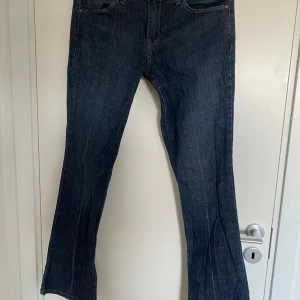 Levi’s jeans  - - Low Rise Bootcut - Slitage på högerbakficka annars som nya