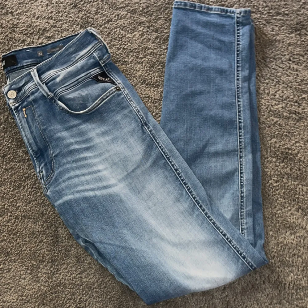 Tja, säljer nu dessa riktigt feta och sköna jeans från replay. Modell: Anbass hyperflex.  Skick 8/10. Jeansen är i Slim fit, storlek 32/34 och jag är 180cm lång. Hålet på (bild 3) är ingen defekt utan design. Tveka inte med att ställa frågor!🤩. Jeans & Byxor.