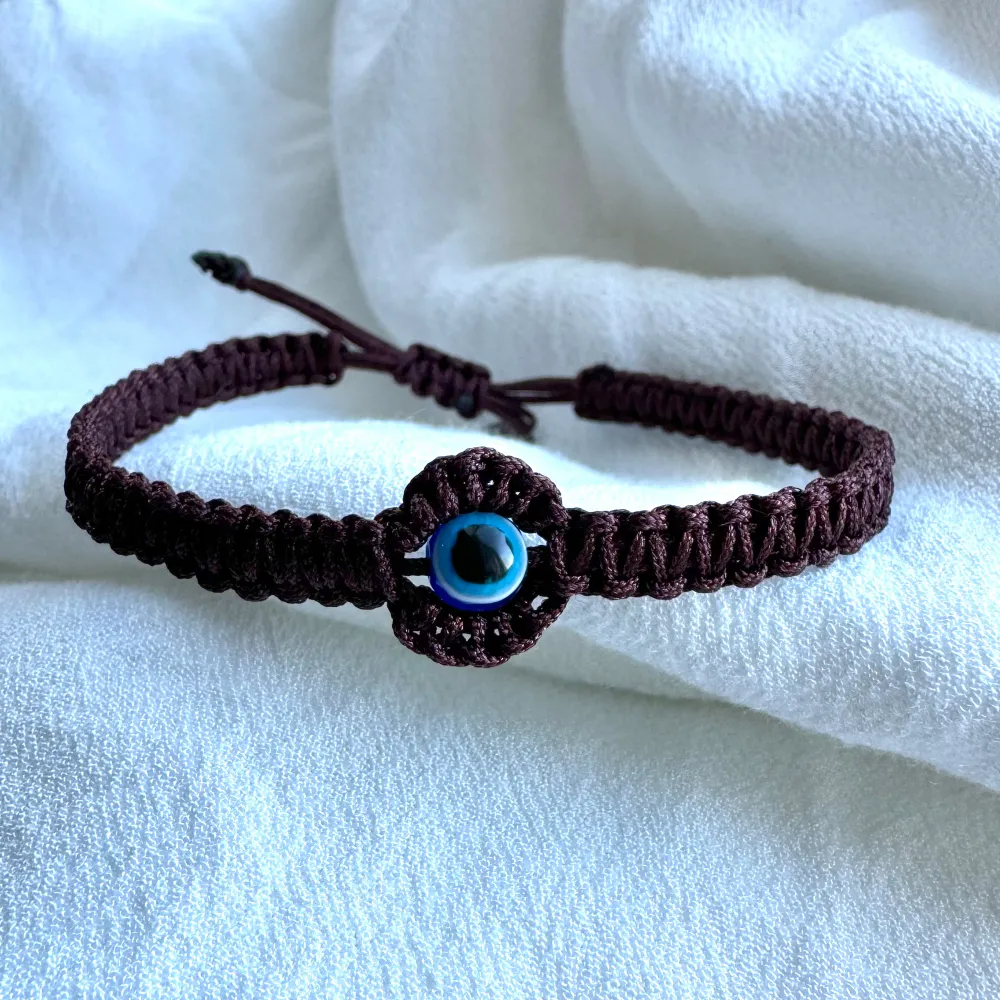 Justerbart handgjort armband med ”onda ögat” som sägs bringa lycka och tur.. Accessoarer.