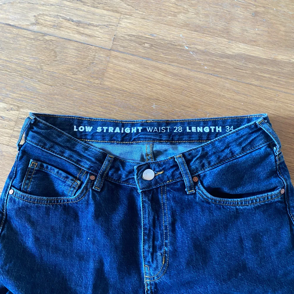 Ett par jeans som är långa! De är tillräckligt långa för mig som är 176 cm lång. De har en straight fit. . Jeans & Byxor.