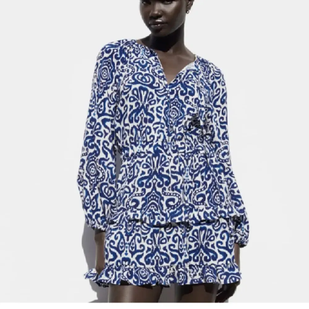 Super söt blå vit kort klänning ifrån ZARA använd 1 gång❤️‍🔥 i storlek S👯‍♀️. Klänningar.