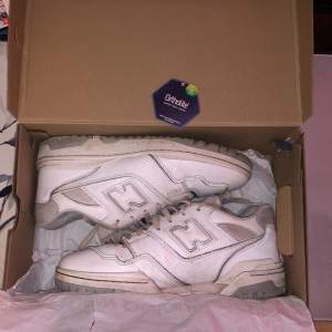 New Balance 550 White👋🏻 Fräscha dojjer med spår av användning 🤝 Skriv frågor vid fundering 🤔 