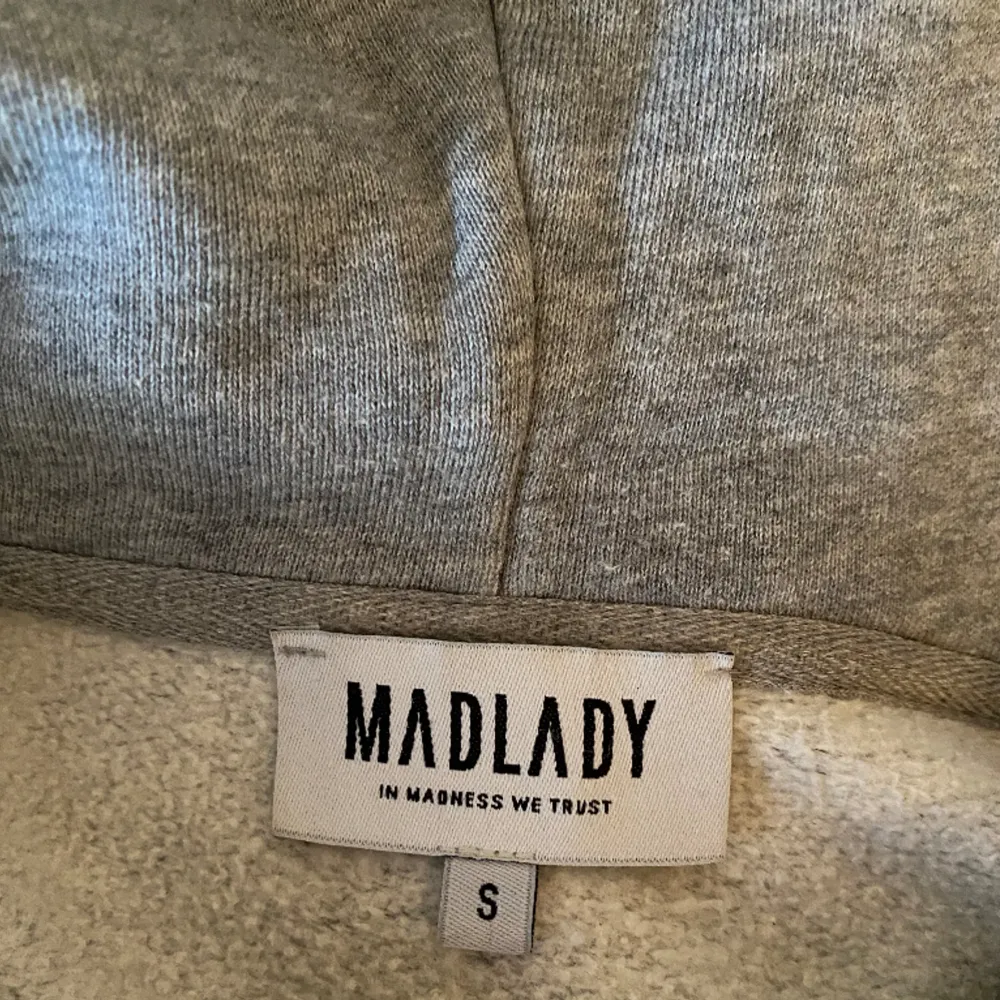 Super cool hoodie från Madlady som inte säljs längre💖Den är i strl S och skicket på den är bra. Hör av dig vid frågor🌟Pris kan diskuteras så ge gärna prisförslag! (Köpt för 549 kr). Hoodies.