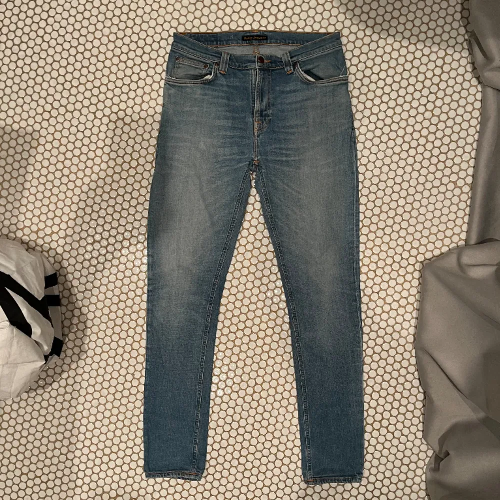 Feta jeans från Nudie i slimfit! Storleken är 32 i midjan och 32 i längden, inga defekter förutom smått vid fickorna (se bild 3) Fråga gärna om ni har funderingar!. Jeans & Byxor.