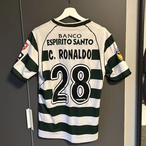 Ronaldo fotbollströja - Säljer en väldigt fin ronaldo tröja i storlek M. Detta var en av hans första tröjor i sin karriär och när han bar nummer 28. Ikonisk och fin tröja. Skriv vid frågor🙂
