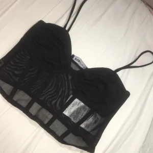 Topp från New yorker - Storlek XXS, den är svart med silkes mateial inuti brösten och ganska hårt material annars. Den är från New yorker och köptes länge sen men är jättebra kvalite men för liten. Den är stretchig också. 💓