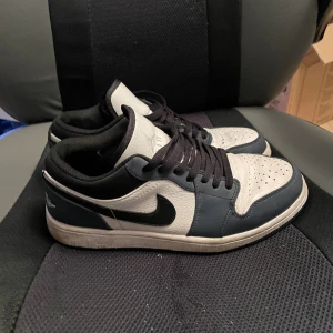 Jordan 1 Low  - Storlek :43 Skick: lite små slitningar där av pris  Köpte förra sommaren och inte använda sen dess! Original lådan finns Säljer för att dom har blivit för små Pris är inte hugget i sten!