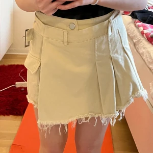 Beige skort  - Aldrig använd och i perfekt skick. Går att styla på olika sätt. Väldigt bekväma att ha på sig och normal i storleken. Säljer för att de inte passar min stil och var försent att returnera.  Pris går att diskutera. 