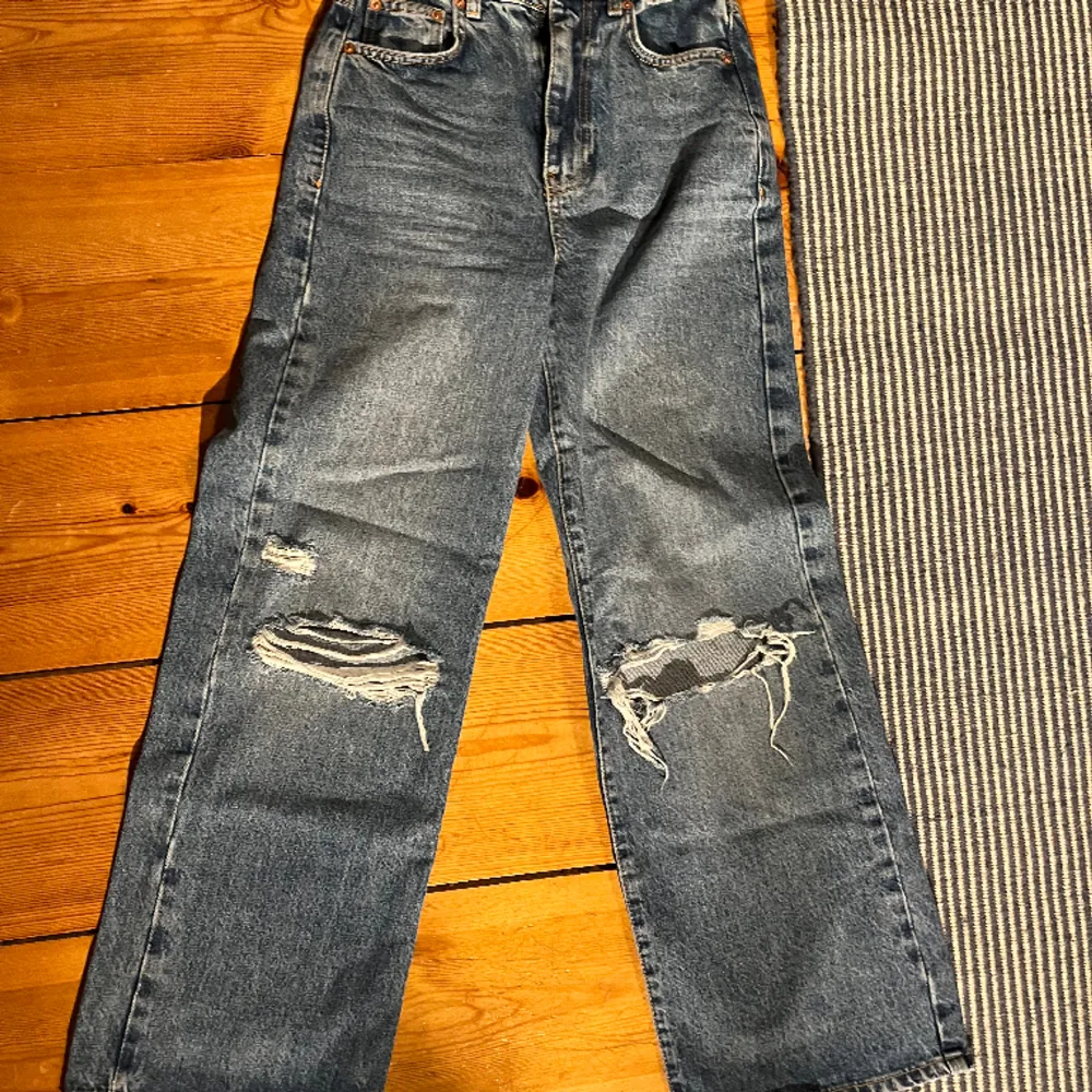 Säljer dessa högmidjade blåa jeansen från Gina Tricot då de är för små för mig, använda ett fåtal gånger och i bra skick! Är 165 cm lång💕🥰. Jeans & Byxor.