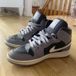 Jordans strl 36.5 - Säljer mina jordans i storlek 36.5 men passar även 37! Nästan aldrig använda men superfina!!💜 original pris är 1300 ( pris kan diskuteras) 