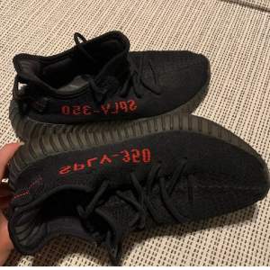 Säljer nu mina snygga yeezy 350 Breds för de tyvärr blivit för små. De är i väldigt bra skick och otroligt sköna. Köpte dem för 2350 och säljer dem för 500! Först till kvarn! 😃⭐️