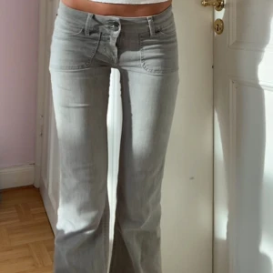 Snyggaste jeansen!! - Sjukt snygga ljusgrå Lågmidjade bootcut jeans!! Helt perfekt passform och mycket låga! Typ aldrig använda, köptes för 700kr💕slutsålda, Något stretchiga så passar från xxs-s* 