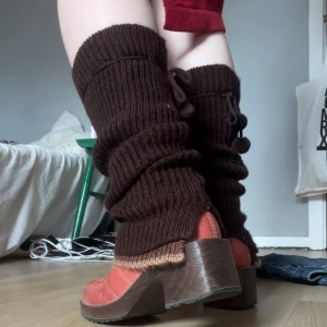 Bruna leg warmers benvärmare - Ett par supersöta stickade bruna benvärmare. Fint skick!