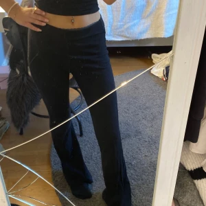 räfflade byxor  - Fräscha räfflade byxor, använt ett fåtal gånger,storlek XS men ganska töjbara, fina till vardags och passar perfekt till en mysig hemmakväll❣️