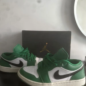 Nike Air Jordan 1 low pine green - Tjena tjena! Säljer ett par Nike Air Jordans 1 low pine green!🙌 Skorna är i bra men använt skick och har dessvärre en liten deffekt! (se sista bild!). Säljer de då de blivit för små! Schyssta skor som passar nu på sommaren till i princip vad som helst! Nypris mellan 4-6k! Mitt pris: 799kr! Kan även tänka mig gå ner i pris vid snabb och smidig affär! Släng iväg en fråga eller två vid intresse🤘