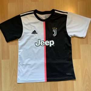 Juventus hemma 19/20 Ronaldo 7 - Juventus hemmatröjan från säsongen 2019/20. Det står storlek 28 på den men den passar på 152-164. 