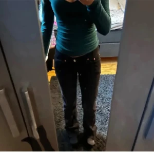 Svarta byxor från Levi's - Säljer ett par svarta manchesterbyxor från Levi's i storlek W28 L32. Byxorna är i bra skick. Perfekta för höst och vinter! PRIS KAN DISKUTERAS💕(Säljer på fler ställen, skriv till mig)