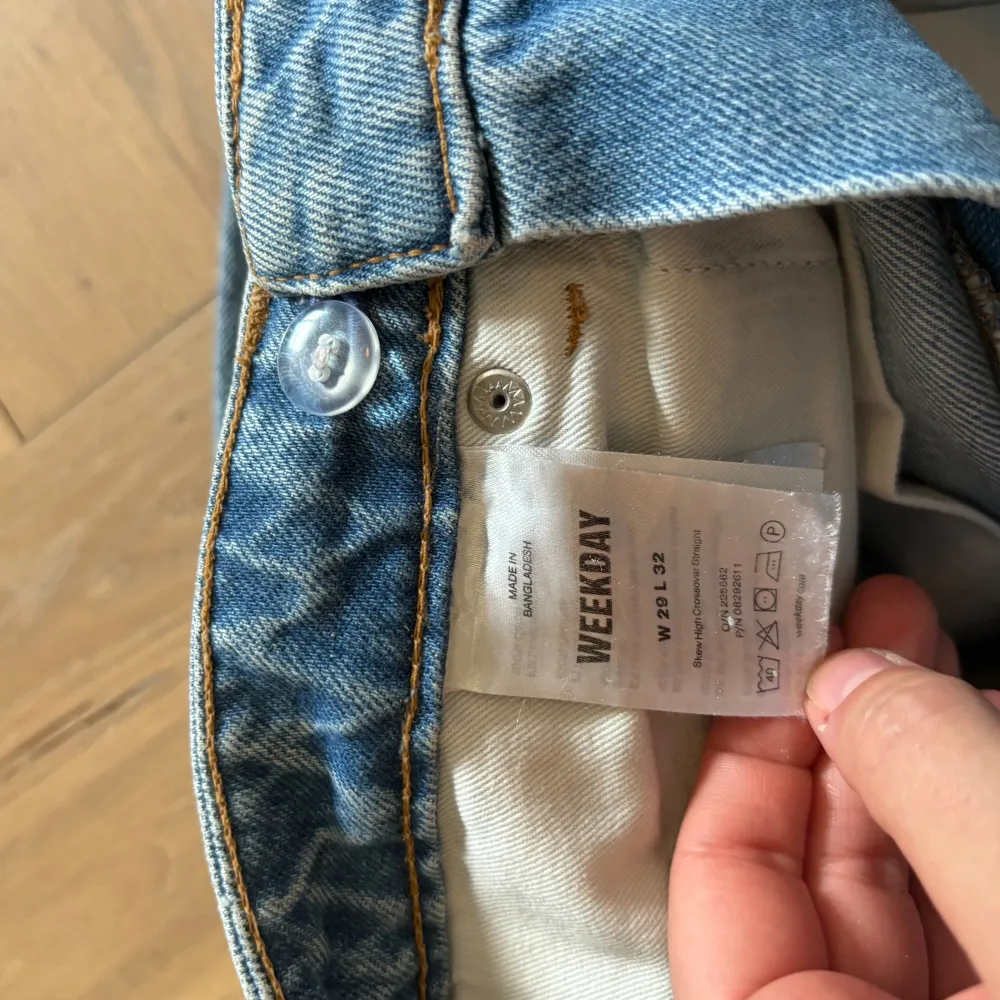 Jeans från Weekday med en criss-cross stängning. Superfina och endast lite slitna nere vid hälen. Storlek W29 L32. Jag är vanligtvis en storlek 36 i underdelar.. Jeans & Byxor.