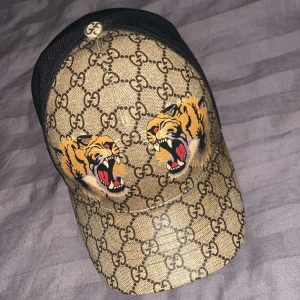 Gucci keps - Storlek S men har tagit av lapparna i den om man kan äkta och falsk så ser man direkt den är äkta