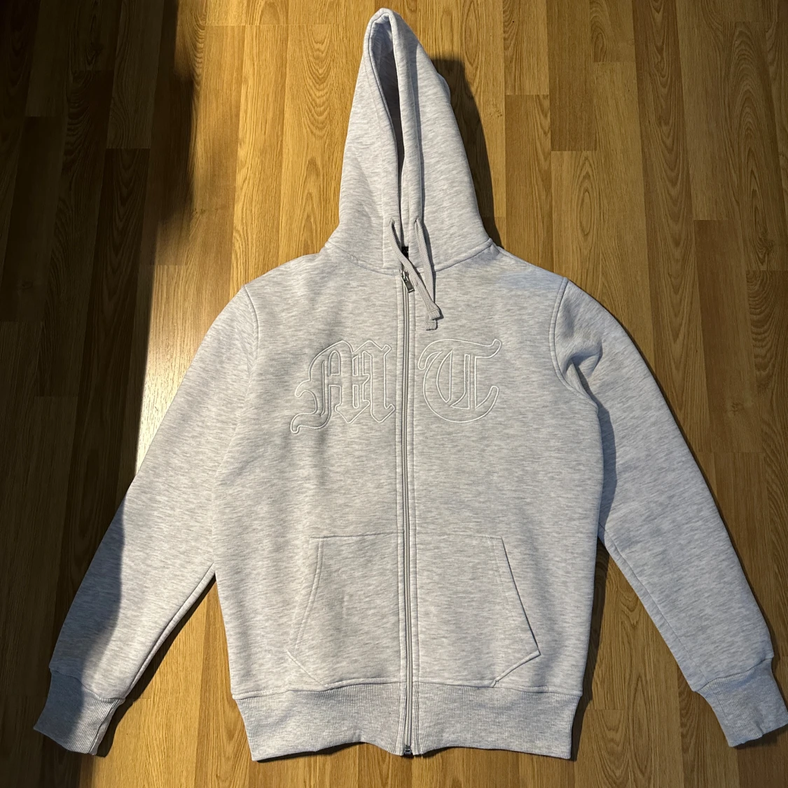 Grå hoodie med dragkedja