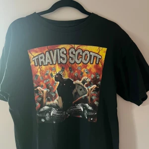 Travis scott t shirt - Säljer en Travis scott t shirt i storlek M passar även S. Säljer för 300.