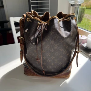 Väska - Säljer denna fina väska. Den har sina skavanker men påverkar inte användningen av väskan. Supersnygg väska som får plats med mycket.